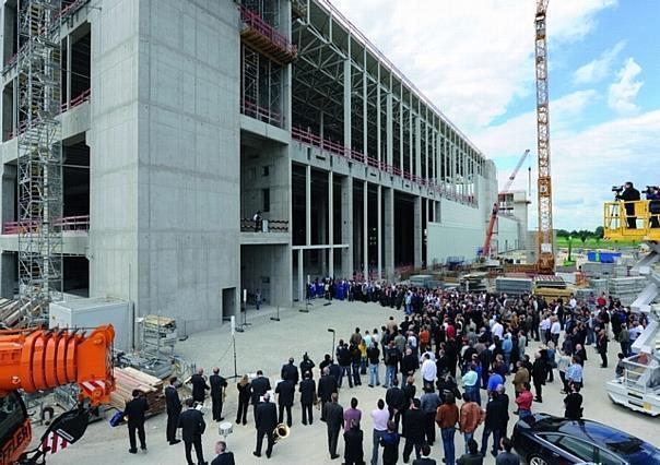 In Anwesenheit von Audi-Produktionsvorstand Frank Dreves und dem Gesamtbetriebsratsvorsitzenden Peter Mosch fand am Standort Ingolstadt das Richtfest für den neuen A3-Karosseriebau statt. 